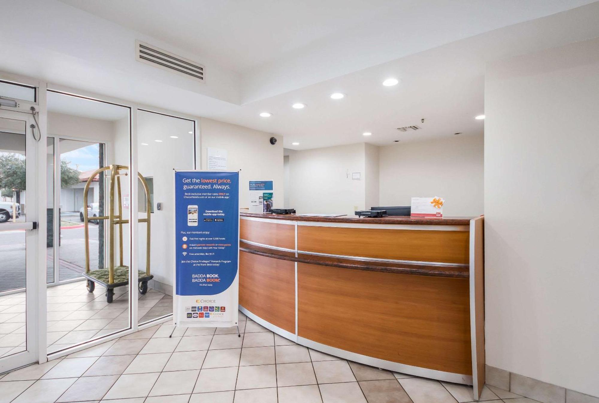 Econo Lodge Laredo Exteriör bild